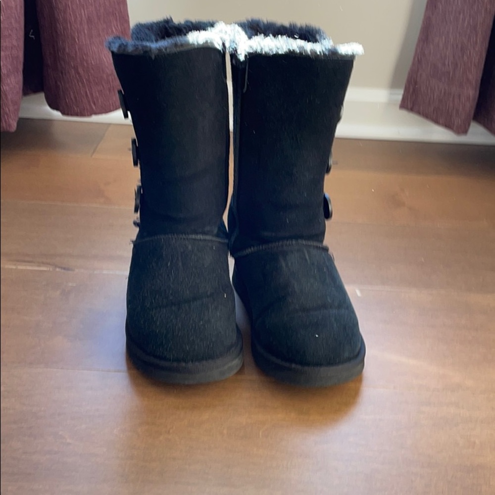 Black 3 button Ugg’s